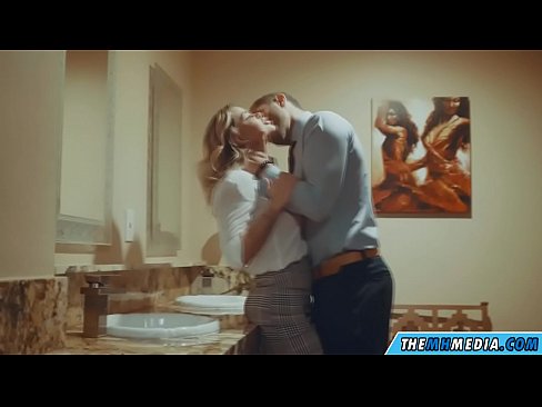 ❤️ As in busty blonde jo ferliedt yn in iepenbier toilet ️❌ Pornofideo op fy.pornsos-com.ru ❌❤